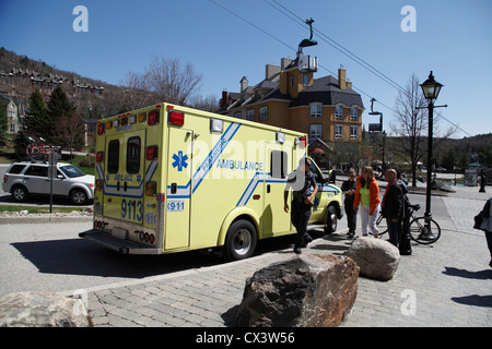 Ambulance dans la zone piétonne du village de ski de Mont Tremblant, Québec, Canada Banque D'Images