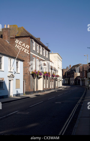La fin de l'après-midi voir l'Est le long de East Street, Havant, qui est calme parce que c'est un dimanche et après les magasins ont fermé Banque D'Images