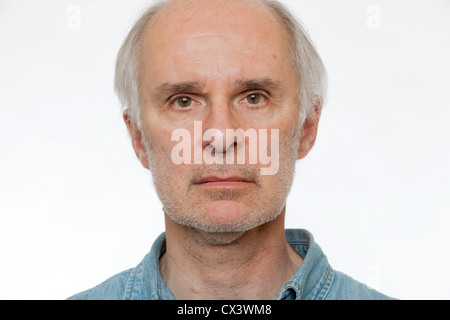 Un portrait d'un homme d'âge moyen dégarni devant un fond blanc. Banque D'Images
