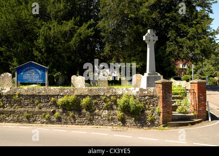 Westbourne monument commémoratif de guerre dans le parc de l'église St Jean Baptiste, Westbourne, West Sussex. Banque D'Images