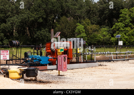 Système de pompage pour le chargement de camions à un site distant et de pétrole brut. Banque D'Images