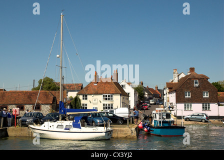 Bateaux et yachts amarrés à Romsey, Hampshire, sur la côte sud de l'Angleterre. Banque D'Images