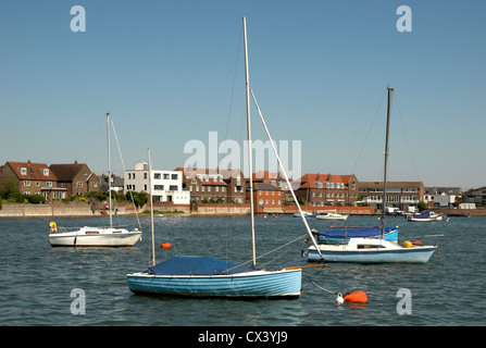 Bateaux et yachts amarrés à Romsey, Hampshire, sur la côte sud de l'Angleterre. Banque D'Images