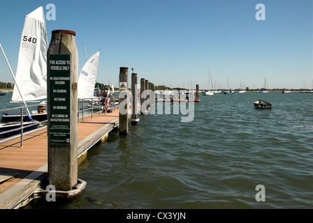 Bateaux et yachts amarrés à Romsey, Hampshire, sur la côte sud de l'Angleterre. Banque D'Images