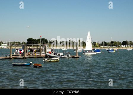 Bateaux et yachts amarrés à Romsey, Hampshire, sur la côte sud de l'Angleterre. Banque D'Images