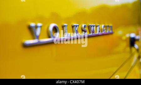 De la macro sur un badge Volkswagen VW jaune vif au campeur Dunstable doubleurs rencontrez. Banque D'Images