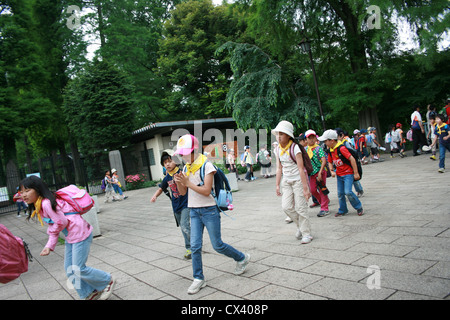 Les enfants de l'école japonaise sur une sortie dans un zoo, Tokyo Japon. Banque D'Images