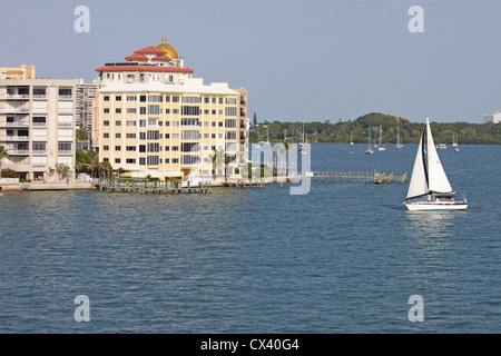 Skyline partielle de Sarasota, Floride, vu de l'eau avec un voilier et bateaux disponibles Banque D'Images