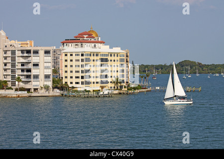 Skyline partielle de Sarasota, Floride, vu de l'eau avec un voilier et bateaux disponibles Banque D'Images