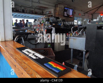 Le bar au Ice Palace disco dans Cherry Grove, Fire Island, New York, USA, 15 août 2012, © Katharine Andriotis Banque D'Images