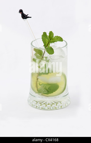 Mojito cocktail avec des tranches de lime et de feuilles de menthe sur fond blanc Banque D'Images