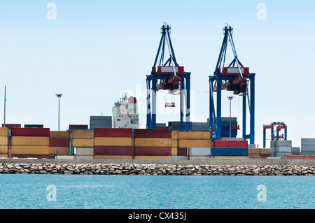 Grue de pont en chantier naval à la tombée de la logistique pour l'exportation à l'importation. Conteiners Banque D'Images