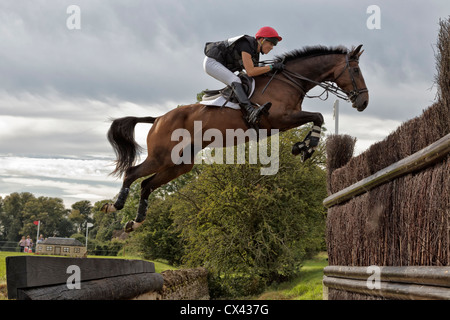 Lucy Jackson le saut à l'animateur2 cottesmore leap - Land Rover Burghley Horse Trials 2012 Banque D'Images