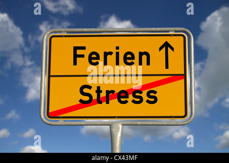 German road sign stress et locations avec ciel bleu et nuages blancs Banque D'Images