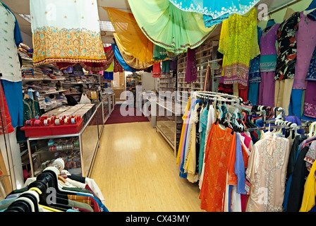 Une asiatique boutique indienne au Royaume-Uni avec des vêtements et bijoux sari pour la vente de musique Banque D'Images
