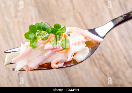 Salade de chou fait maison sur une fourchette avec le cresson Banque D'Images