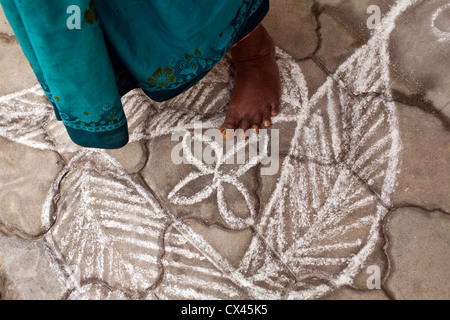 Une femme âgée sur le pied à l'Tamaraikulum Rangoli décoratifs anciens village, Tamil Nadu, Inde Banque D'Images