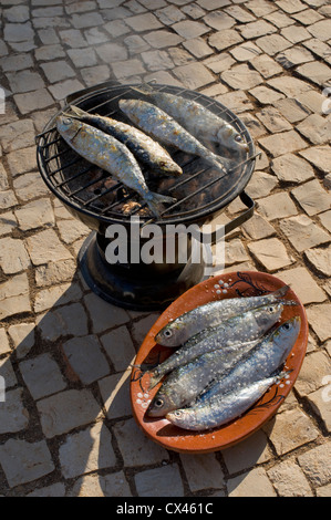 Sardines sur un grill rustique dans la rue, de l'Algarve, PORTUGAL Banque D'Images