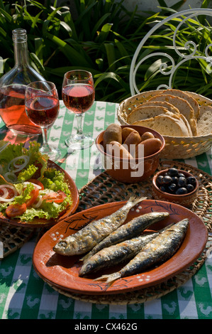 Les sardines, vin et salade de l'Algarve, Portugal Banque D'Images