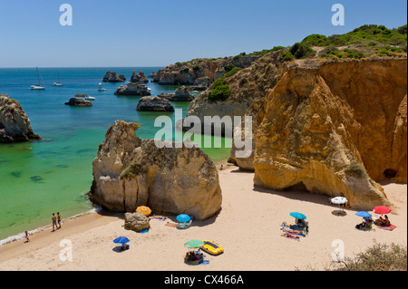 La plage Praia do Vau en été, Praia da Rocha, Algarve, Portugal Banque D'Images