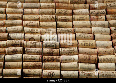 Wine corks disposées en lignes Banque D'Images