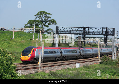 Trains à grande vitesse Pendolino Virgin ( ) au Royaume-Uni, près de Leighton Buzzard Banque D'Images