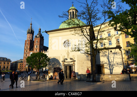 Église de saint Adalbert et basilique de St Mary en arrière-plan. Place du marché de Cracovie, Pologne Banque D'Images