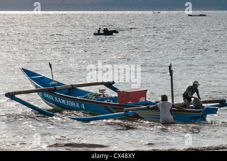 Le lancement de bateaux de pêche de la plage de Jimbaran, péninsule de Bukit, au sud de Bali, Indonésie. Banque D'Images