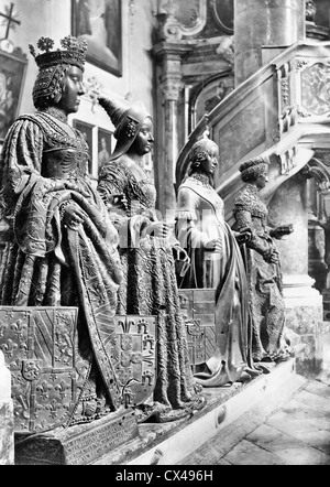 Des statues grandeur nature qui entourent la tombe de Maximilien I, dans l'Église Hofkirche, Innsbruck, Autriche, vers 1890 Banque D'Images