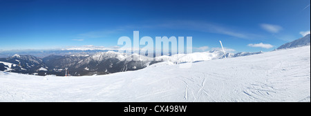 Vue panoramique sur la zone free ride en station de ski de Jasna et Hautes Tatras sur arrière-plan, les Basses Tatras, Slovaquie Banque D'Images