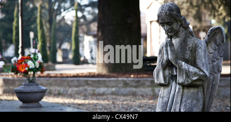 Cimetière monumental italien : collection de deux cents ans statues Banque D'Images