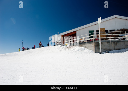 Restaurant haut dans les montagnes, à la fin d'une pente de ski Banque D'Images