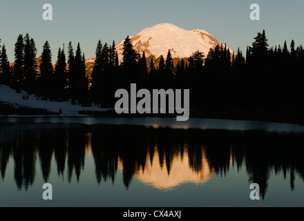 Mt. Rainier au lever du soleil, Tipsoo Lakes, Chinook Pass, Washington Banque D'Images