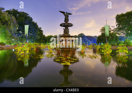 Anges de la fontaine d'eau à Bethesda exposée à New York City's Central Park. Banque D'Images