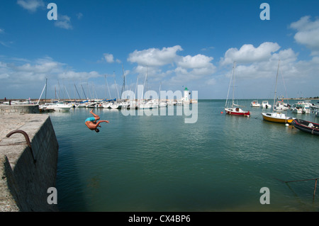 Un homme somersaulted vers la mer, dans la jolie ville de seside La Flotte, Île de Ré, Charente-Maritime, Poitou-Charentes, France. Banque D'Images