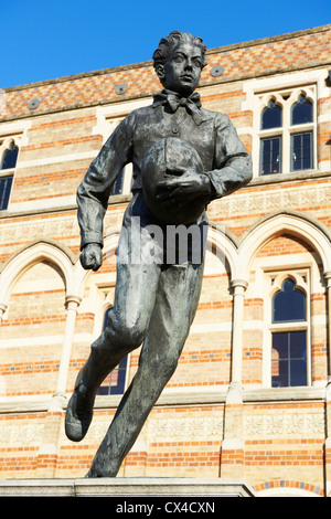 Statue de William Webb Ellis à l'extérieur de l'école de Rugby Rugby, Warwickshire Angleterre UK Banque D'Images