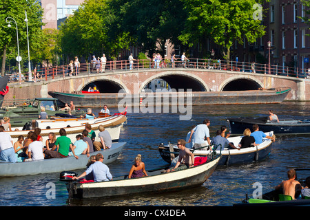 Amsterdam : le trafic de bateaux sur la rivière Amstel le weekend - Amsterdam, Pays-Bas, Europe Banque D'Images