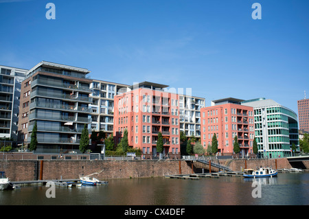 Le quartier résidentiel moderne de Westhafen et bien d'entreprise avec le développement de nombreux immeubles à appartements autour de port en fran Banque D'Images