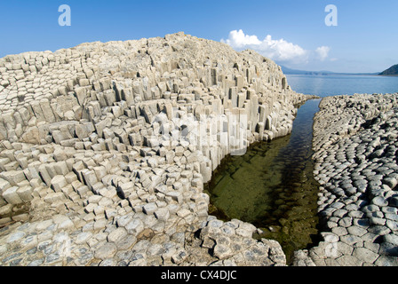 Formations de roche volcanique de basalte colonnaire à Stolbchaty Cap sur l'île de Kunashir Îles Kouriles en Extrême-Orient, Russie Banque D'Images