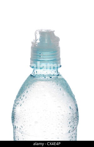 L'eau en bouteille isolé sur fond blanc Banque D'Images