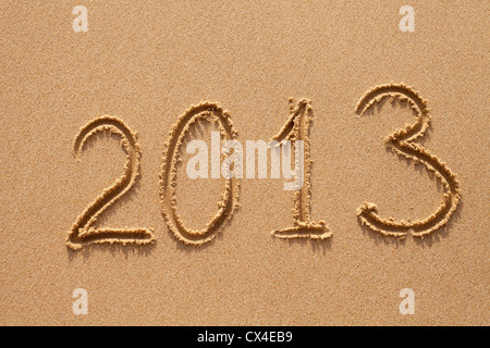 Nouvelle année 2013 des chiffres sur le sable de la plage de l'océan Banque D'Images