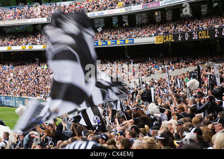 Partisans encourager leurs équipes à un jeu au MCG. Melbourne, Victoria, Australie Banque D'Images