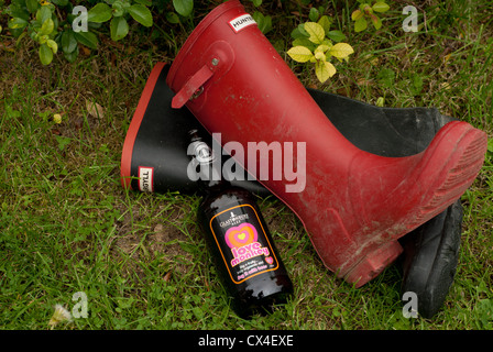 Hunter bottes wellington et Glastonbury Ales amour singe conduit dans l'herbe Banque D'Images