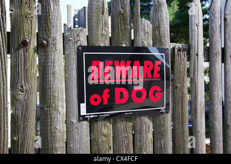 Attention au chien sur un vieux panneau en bois patiné stockade fence Banque D'Images