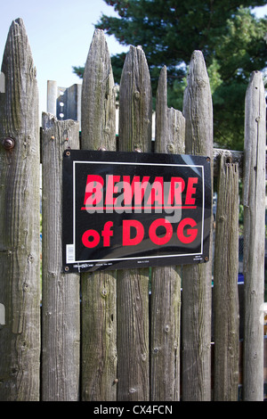 Attention au chien sur un vieux panneau en bois patiné stockade fence Banque D'Images