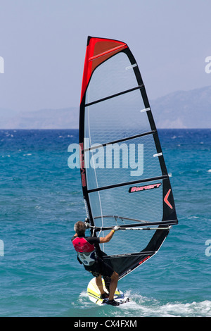 La planche à voile sur l'île de Rhodes, la mer Egée, Grèce Banque D'Images