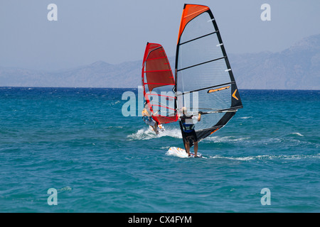 La planche à voile sur l'île de Rhodes, la mer Egée, Grèce Banque D'Images