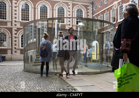 Liverpool Biennial 2012. L'artiste Dan Graham dans l'espace intérieure et extérieure de la sphère réfléchissante pour explorer les concepts de voyeurisme Banque D'Images