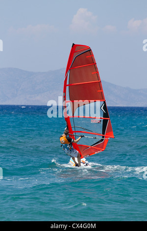 La planche à voile sur l'île de Rhodes, la mer Egée, Grèce Banque D'Images