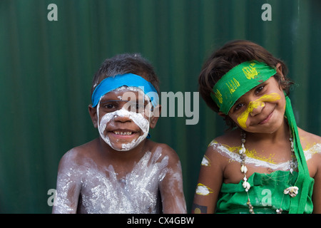 Les garçon et fille au Festival de danse autochtones. Laura, Queensland, Australie Banque D'Images